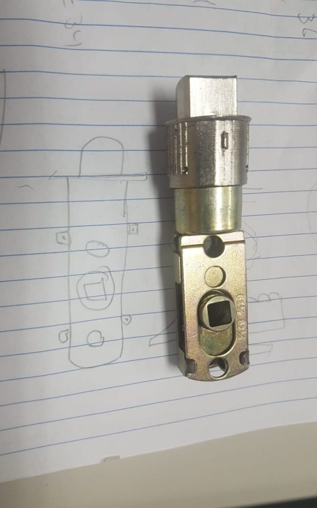 Door latch mechanism on a notebook